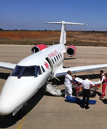 Équipe médicale préparant un rapatriement sanitaire