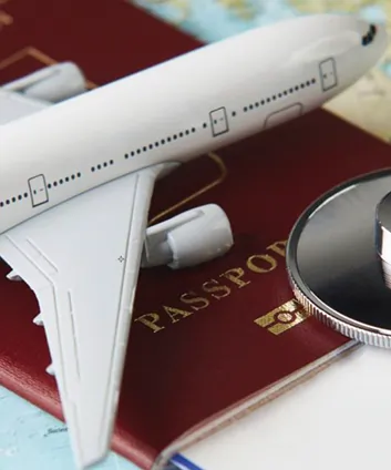 Équipe médicale escortant un patient à l'étranger