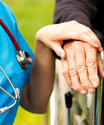 Infirmière s'occupant d'un patient à domicile