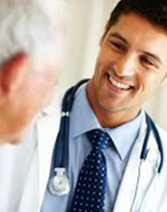 Médecin effectuant une contre-visite médicale